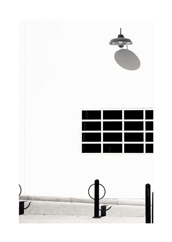 Sort lampe på hvid væg poster