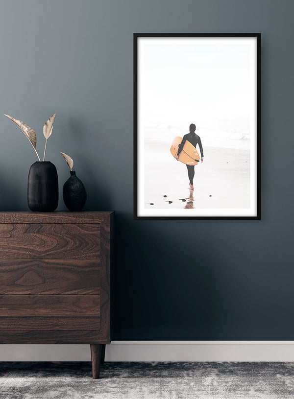 Poster Surfer zu Fuß am Strand