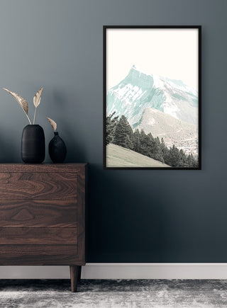 Framed White Mountain Plakat featuring a pale mountain landscape, displayed above a wooden dresser in a modern room.