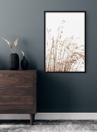 Abstract Reeds No. 2 Plakat featuring minimalist reed illustrations, displayed in a modern room setting.